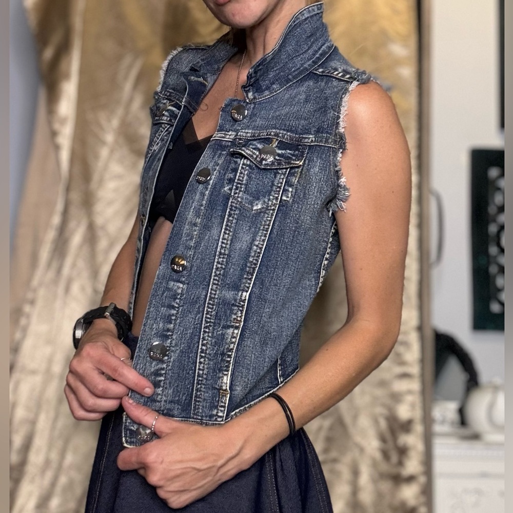 Para denim vest distresses edges. Never worn medium (fits as small)